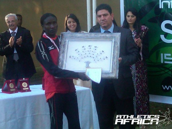 Kenyan Ednah Kimayo receives the women's race winner plaque at 2012 Sfax Marathon / Photo: Babatunde Eludini/AthleticsAfrica