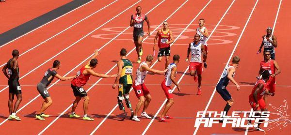 Pistorius waits at the change over not aware his colleague has fallen down / Photo: LOCOG