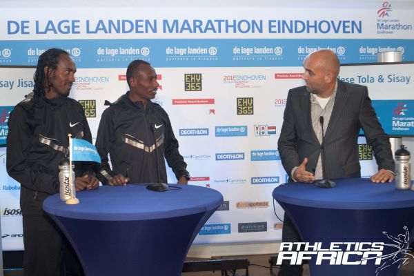 Sisay Jisa (ETH) & Tadesse Tola (ETH) with De Lage Landen Marathon Eindhoven race director Edgar de Veer / Photo credit: Studio CLACK