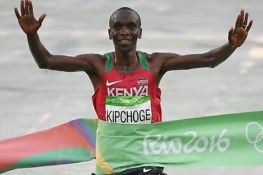 Rio 2016: Eliud Kipchoge takes marathon gold for Kenya