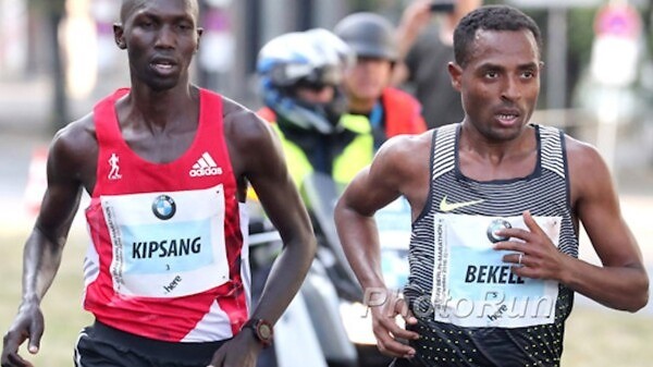 The 2016 Berlin Marathon winner Kenenisa Bekele (ETH) and Wilson Kipsang (KEN) during the race / Photo credit: www.photorun.net