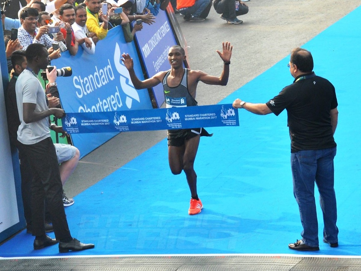 Tanzania’s Alphonce Simbuwinning at the 14th edition of the Standard Chartered Mumbai Marathon 2017 / Photo credit: SCMM 2017 / Procam International