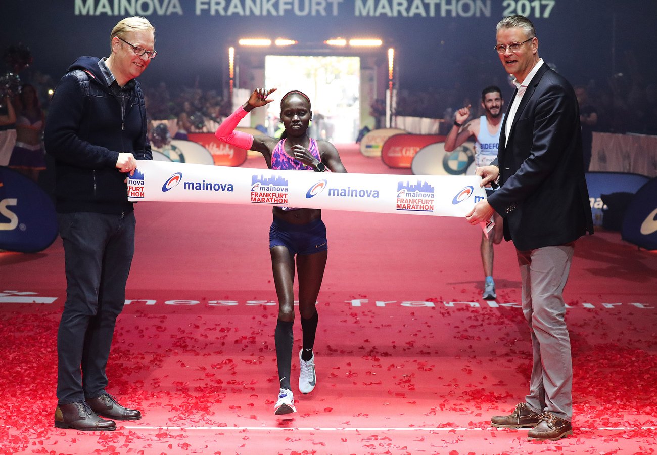 Shura Kitata Tola of Ethiopia and Kenya’s Vivian Cheruiyot winning at the 36th edition of the Mainova Frankfurt Marathon / Photo Credit: www.photorun.net