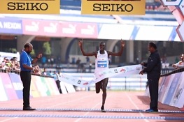 Kamworor breaks world half marathon record in Copenhagen with 58:01