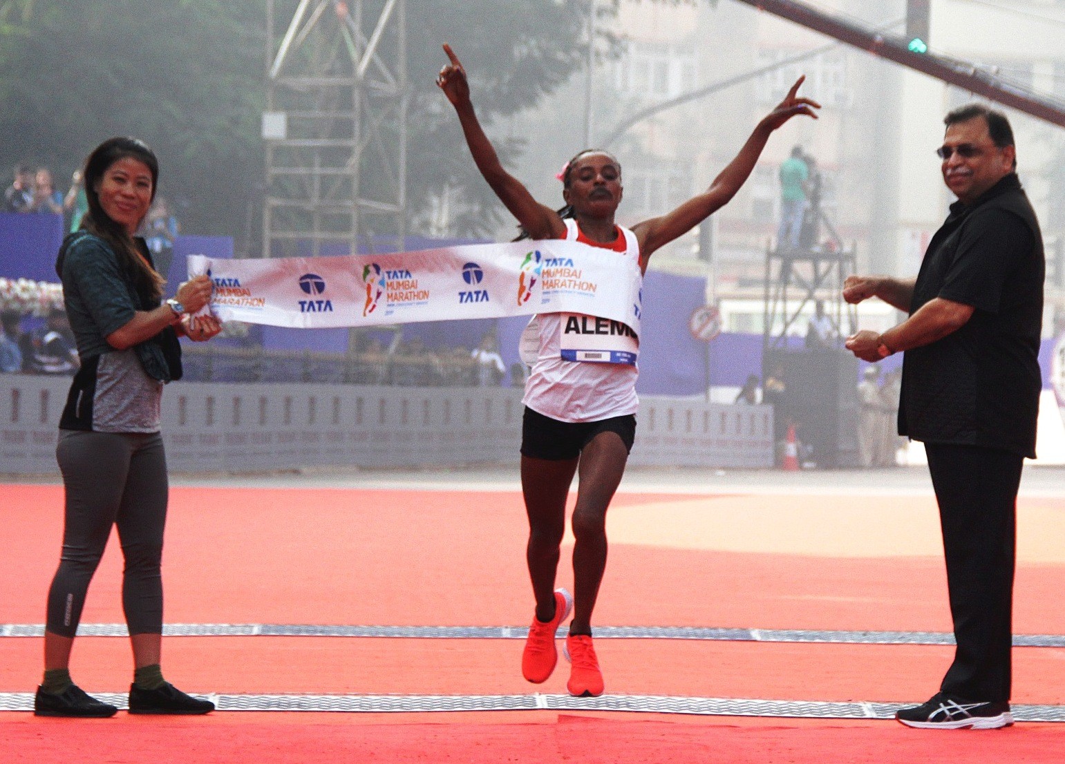 Ethiopia's Worknesh Alemu wins at the Tata Mumbai Marathon 2019 / Photo credit Procam International