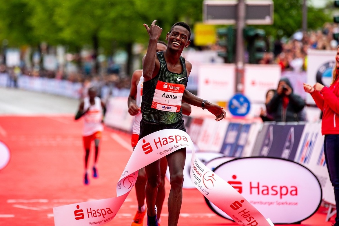 34. Haspa Marathon Hamburg 2019, Sieger Tadu Abate (ETH) Photo credit: Philipp Szyza / HOCH ZWEI