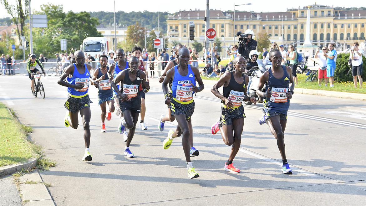 Leonard Langat in bib number 13 while Derara Hurisa is behind him with number 8 / credit: VCM / Leo Hagen