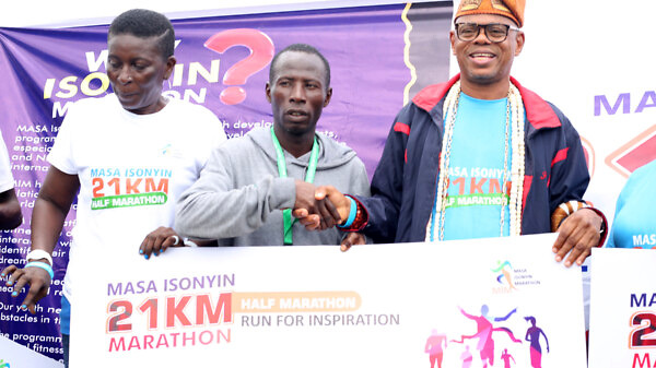 Oba of Isonyin, Oba Abdulrasheed Omotayo Salami, Ilufemiloye 1 with the top three finishers in the men's race / Credit: Organisers