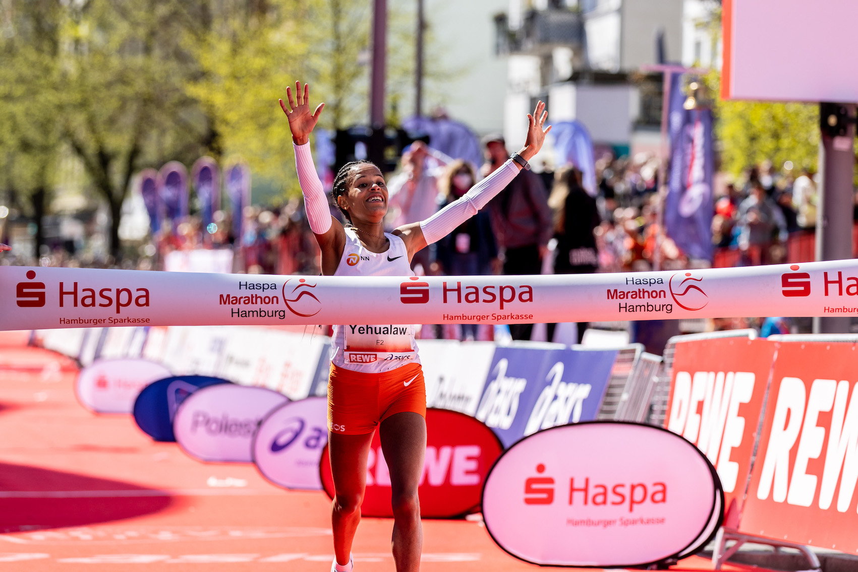 Ethiopia’s Yalemzerf Yehualaw winning in Hamburg - April 24, 2022 / Photo credit: Haspa Marathon Hamburg / Hoch Zwei