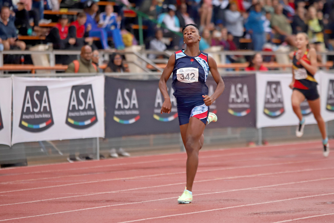 Viwe Jingqi running to her women’s U18 200m national record at the ASA U16 (Sub-Youth), U18 (Youth) and U20 (Junior) T&F National Championships at NWU Mc Arthur Athletics Stadium, Potchefstroom / Photo credit: Cecilia van Bers