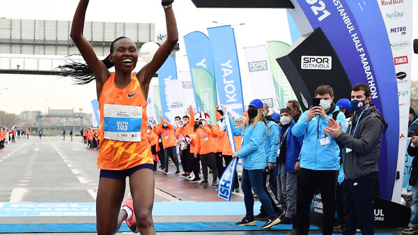 Ruth Chepngetich breaking the world record in Istanbul in 2021 / Photo credit: Spor Istanbul