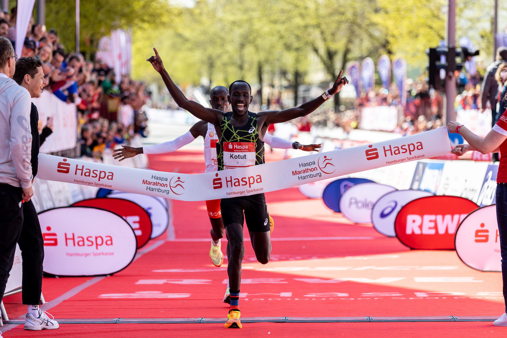 Cybrian Kotut winning in Hamburg in 2022, only in conjunction with this press release. Photo credit: Haspa Marathon Hamburg / Hoch Zwei