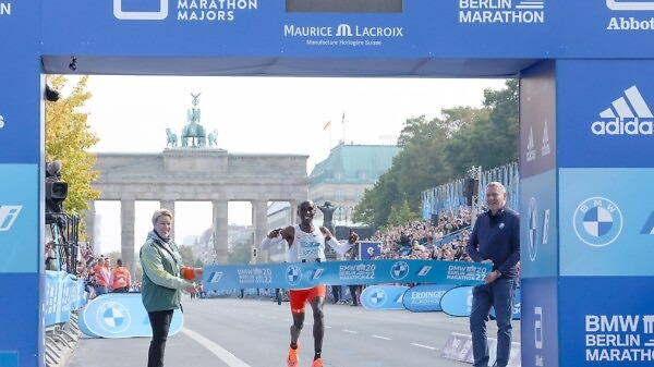 Kenyan Eliud Kipchoge finishing in Berlin in 2023 / Photo credit: Photorun.net