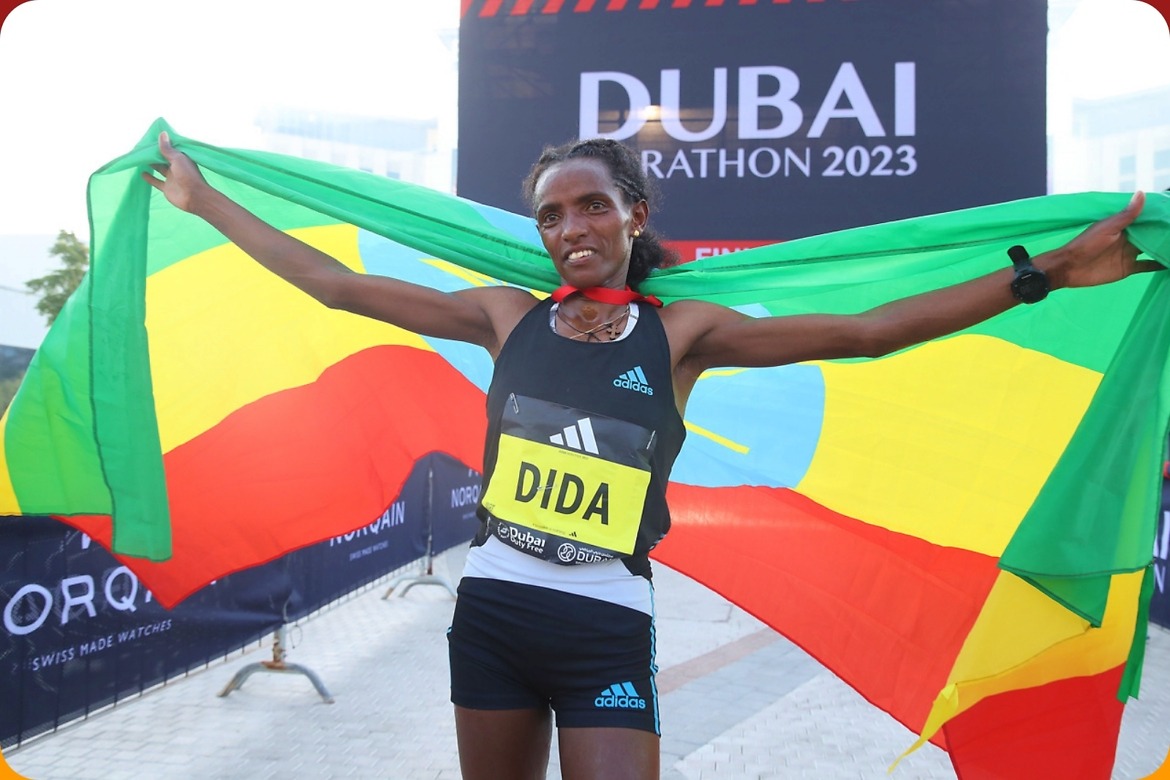 Dera Dida, receives her Dubai Marathon winner’s trophy from His Excellency Mattar Al Tayer, Deputy Chairman of the Dubai Sports Council / Photo: Organisers