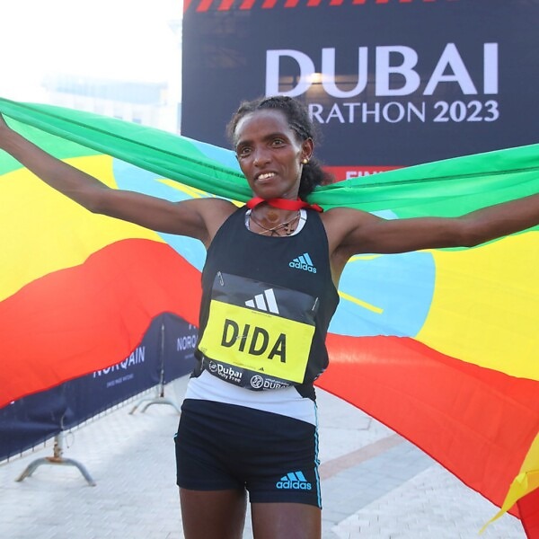 Dera Dida, receives her Dubai Marathon winner’s trophy from His Excellency Mattar Al Tayer, Deputy Chairman of the Dubai Sports Council / Photo: Organisers