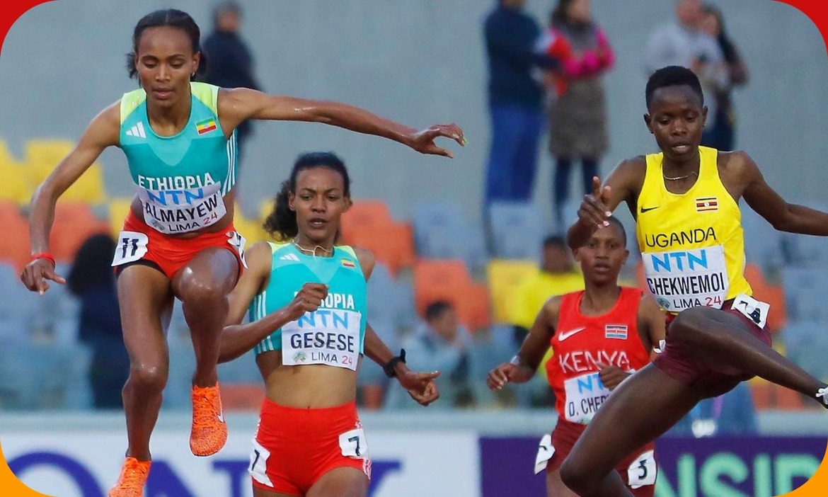 Sembo Almayew on her way to the world U20 steeplechase title in Lima (© Oscar Munoz Badilla)