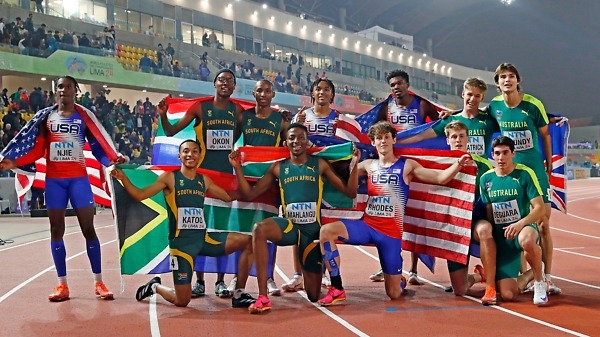 Team South Africa with other medallists after the Men's 4x400 Metres Relay final at the World Athletics U20 Championships in Lima, Peru / Photo by Oscar Muñoz Badilla for World Athletics.