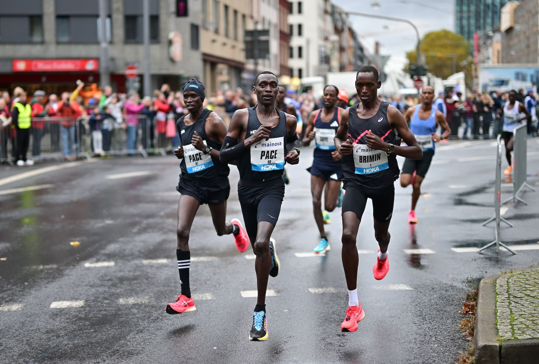 Elite men’s leading group at the Mainova Frankfurt Marathon 2023 / Photo credit: Mainova Frankfurt Marathon