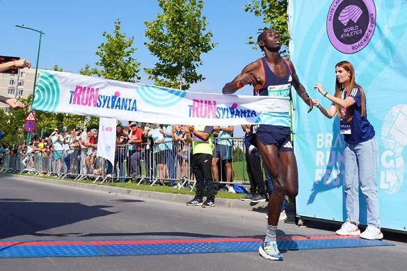 Kwemoi and Langat on start line for 2024 tRUNsylvania 10K