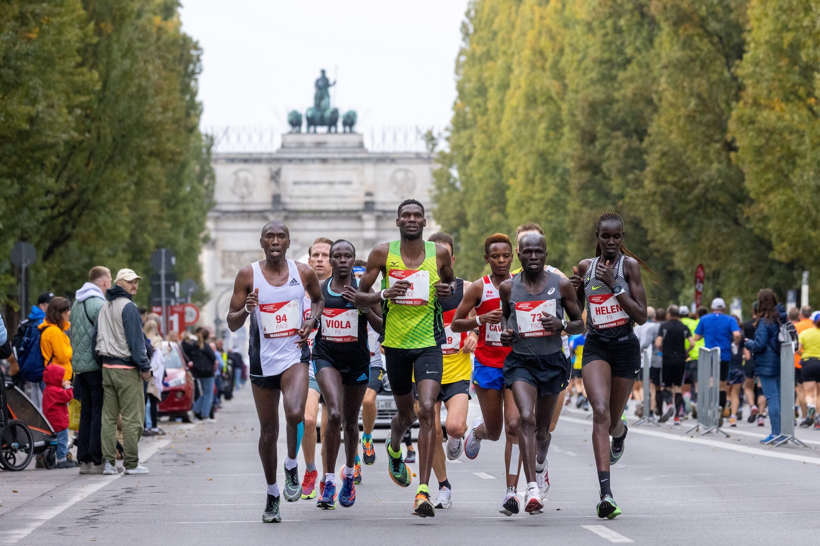 Leading group at GENERALI MUNICH MARATHON 2022 / Photo credit: Norbert Wilhelmi