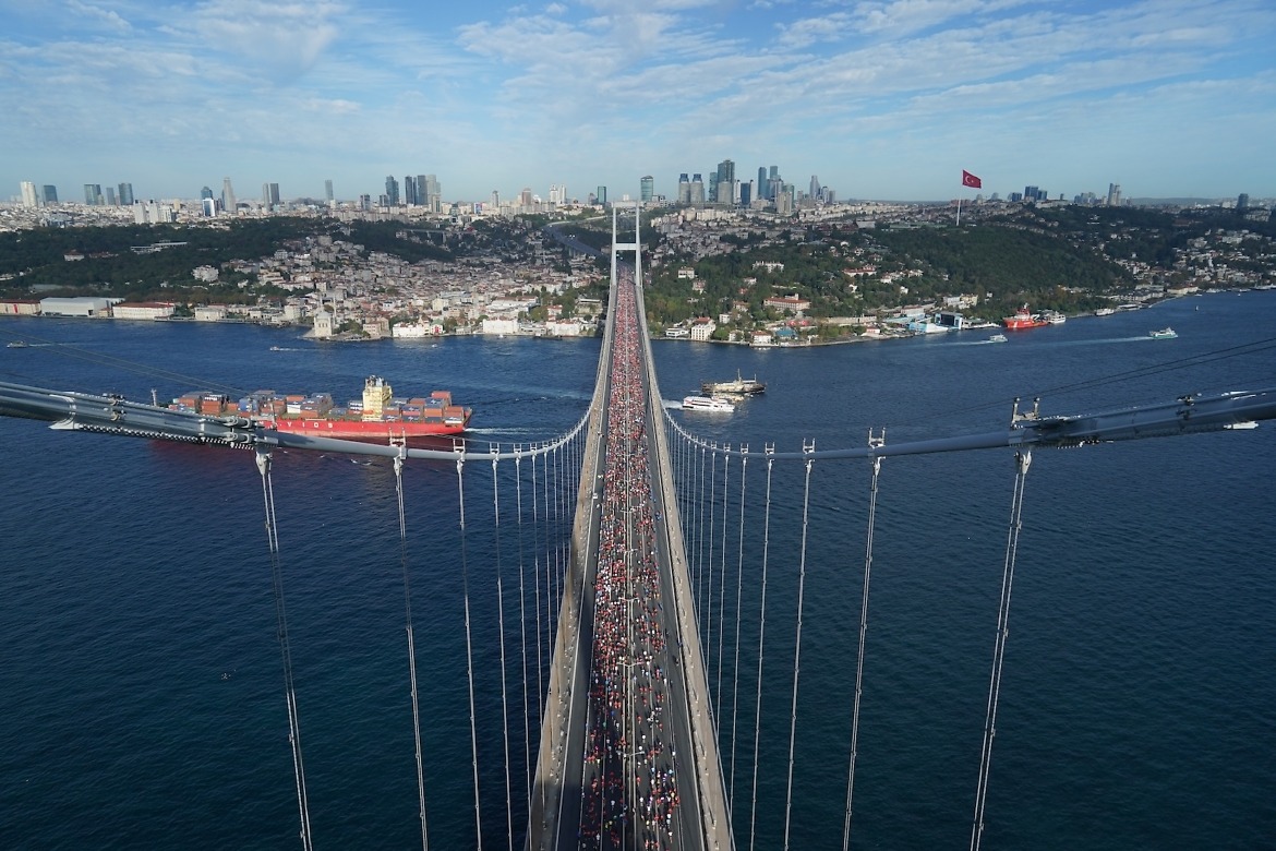 Runners crossing over from Asia to Europe during the Türkiye Is Bankasi Istanbul Marathon / Photo credit: Spor Istanbul