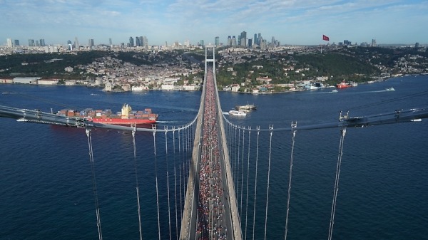 Runners crossing over from Asia to Europe during the Türkiye Is Bankasi Istanbul Marathon / Photo credit: Spor Istanbul