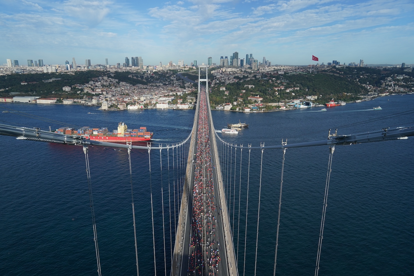 Runners crossing over from Asia to Europe during the Türkiye Is Bankasi Istanbul Marathon / Photo credit: Spor Istanbul