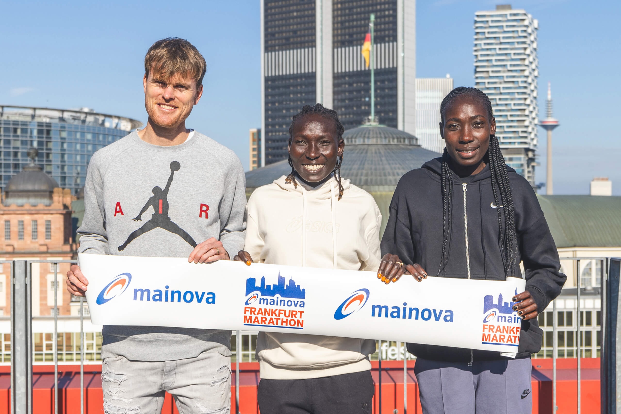 The Masai Family: Jake Robertson, Magdalyne Masai and Linet Masai (right) in Frankfurt - October 2024 | Photo credit: Norbert Wilhelmi / Mainova Frankfurt Marathon