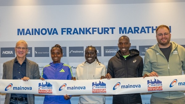 Race Director Jo Schindler with elite runners Hawi Feysa, Magdalyne Masai, Elisha Rotich and Elite Race Coordinator Philipp Kopp in Frankfurt | Photo credit: Norbert Wilhelmi / Mainova Frankfurt Marathon