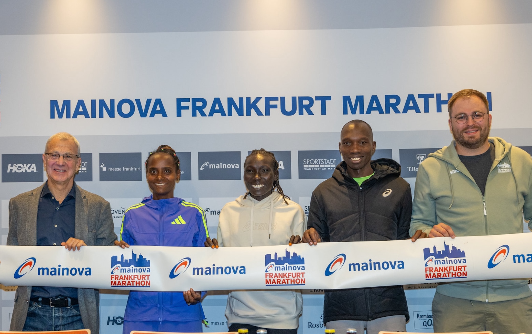 Race Director Jo Schindler with elite runners Hawi Feysa, Magdalyne Masai, Elisha Rotich and Elite Race Coordinator Philipp Kopp in Frankfurt | Photo credit: Norbert Wilhelmi / Mainova Frankfurt Marathon