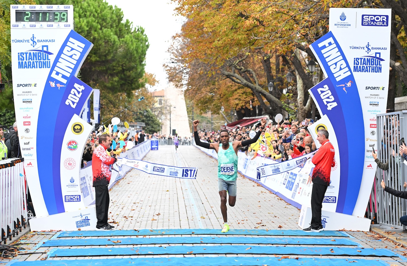 Ethiopian Dejene Debela celebrates winning at the 2024 Türkiye Is Bankasi Istanbul Marathon / Photo credit: Spor Istanbul