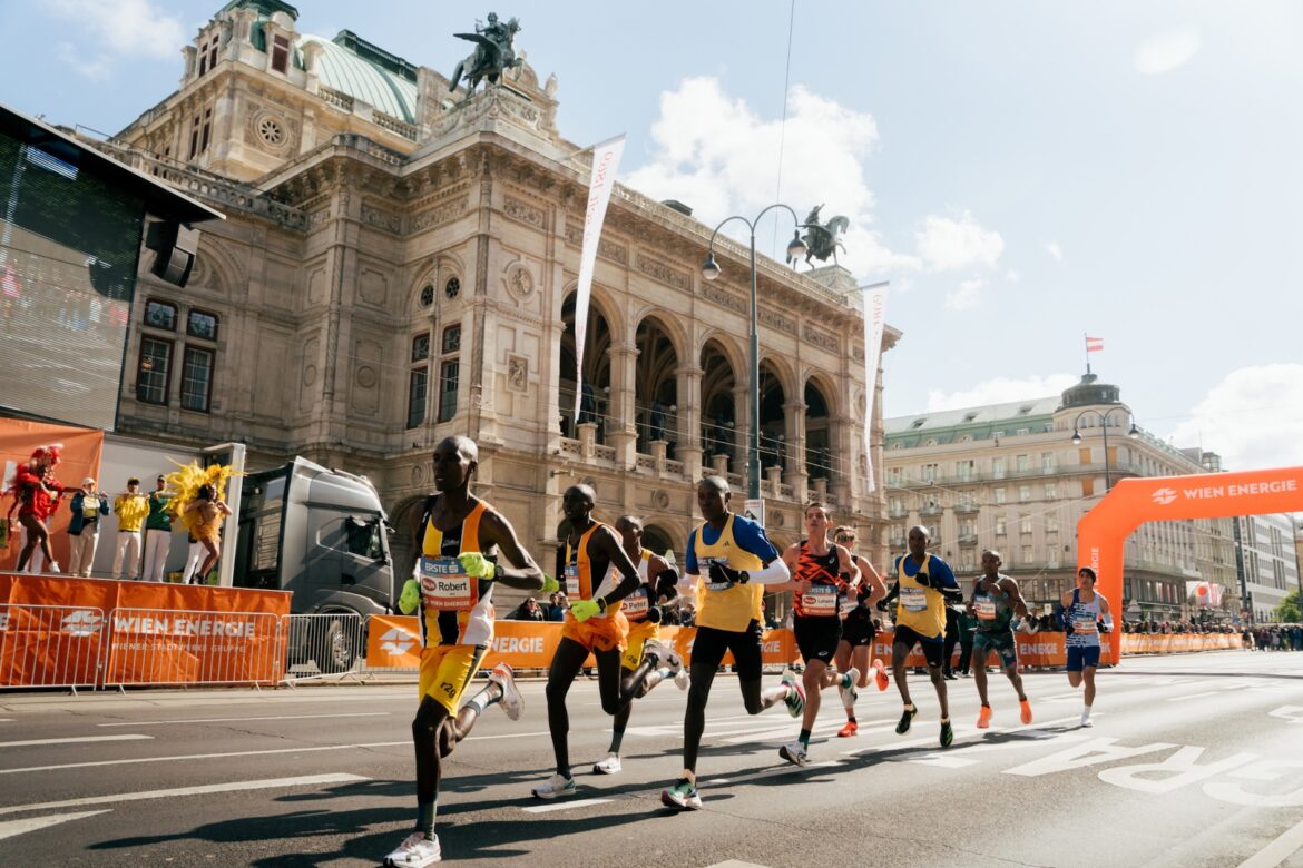 Men’s leading group passing the Vienna Opera / Photo credit: VCM / Michael Kvick