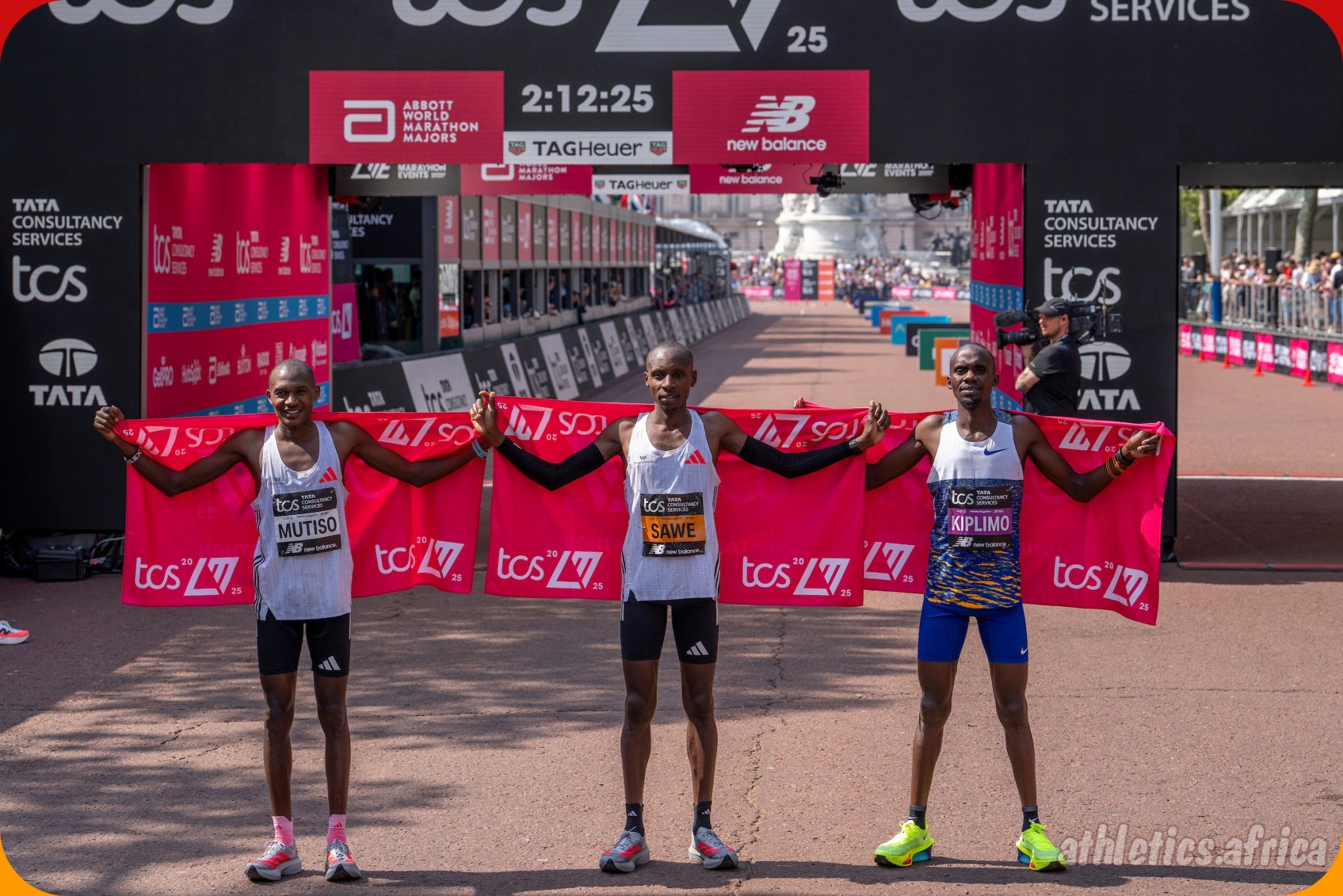 Sabastian Sawe (KEN) raises his arms as he crosses the finish line on The Mall to win the Men’s Elite race of The TCS London Marathon on Sunday 27 April 2025 / Photo credit: Bob Martin for London Marathon Events