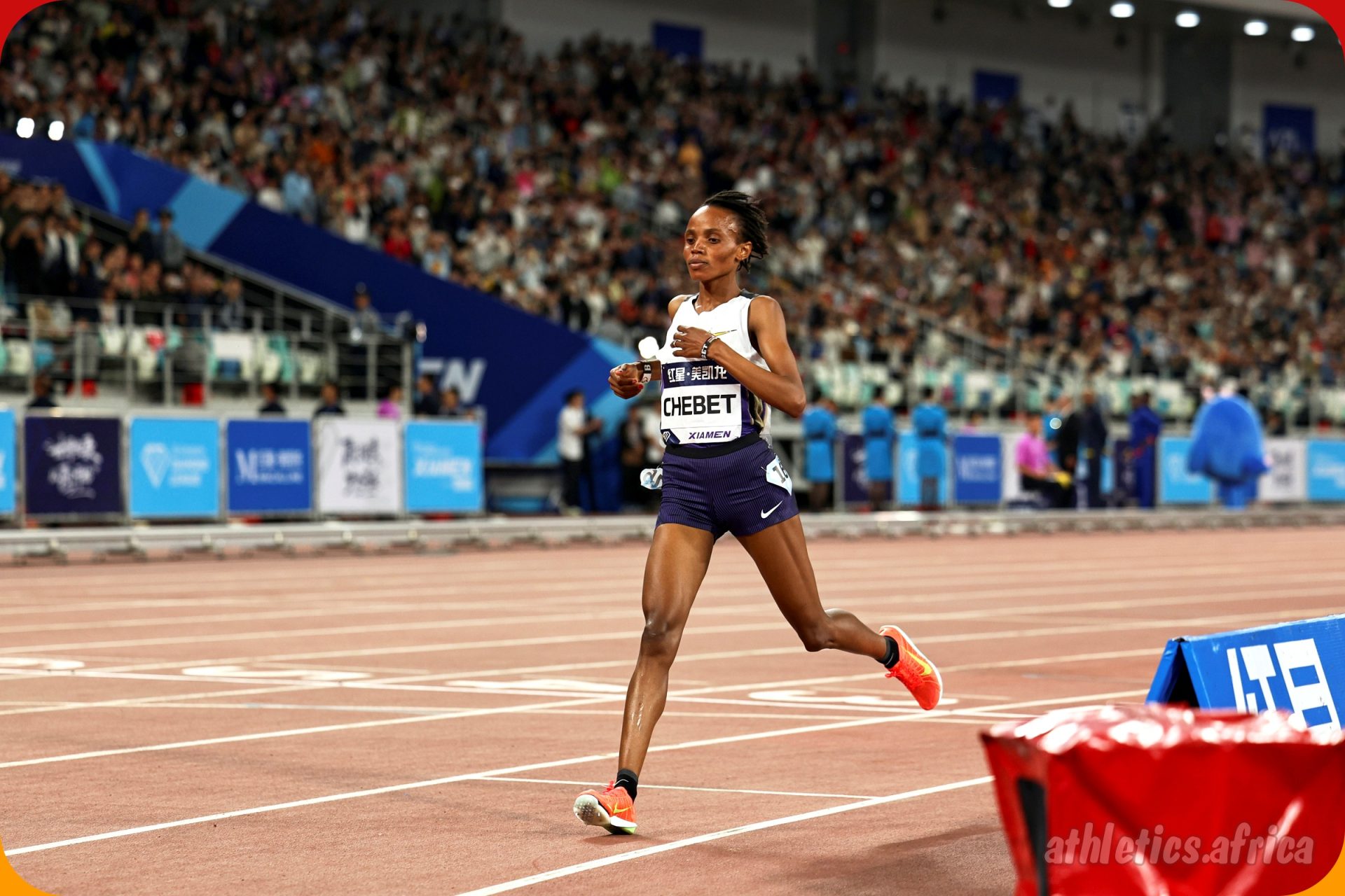 Beatrice Chebet runs away in the final 200m stretch of the women’s 5000m to claim the win in 14:27.12 at Xiamen DL 2025 / Photo credit: Marta Gorczyska for Diamond League AG