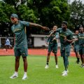 Akani Simbine during training at the World Athletics Relays Guangzhou 25 (© World Athletics)